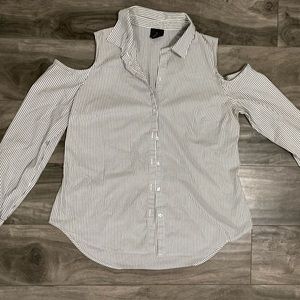 Botton up with open shoulders